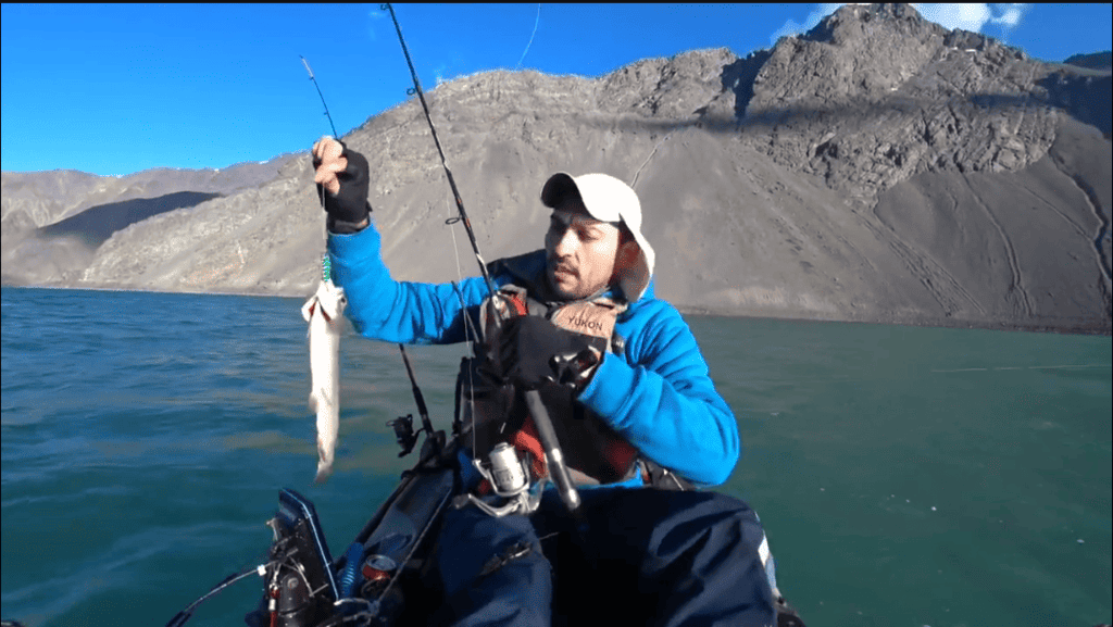 se puede pescar en el embalse el yeso en lancha