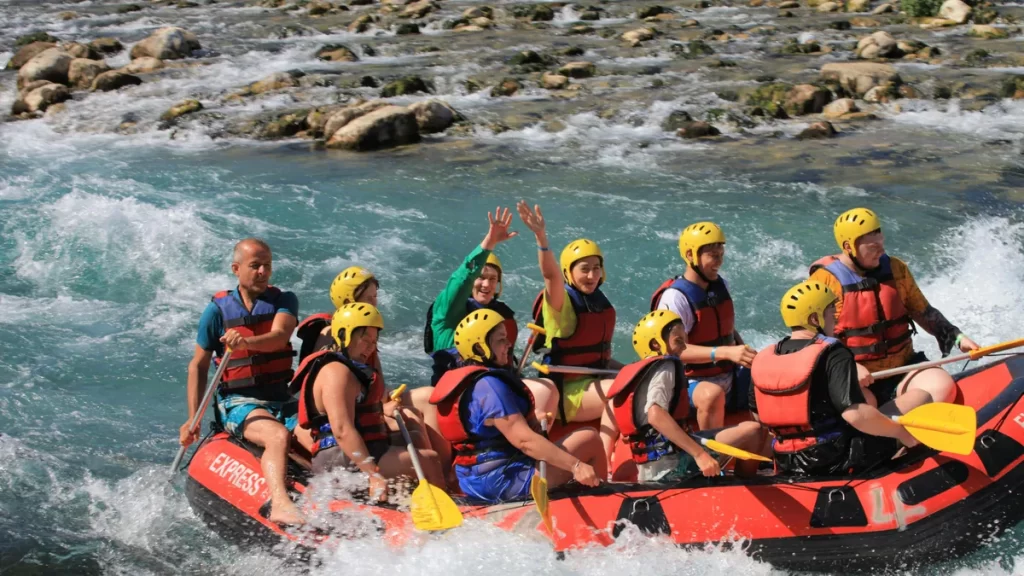 Foto real de rafting y aventura junto al río en el Cajón del Maipo