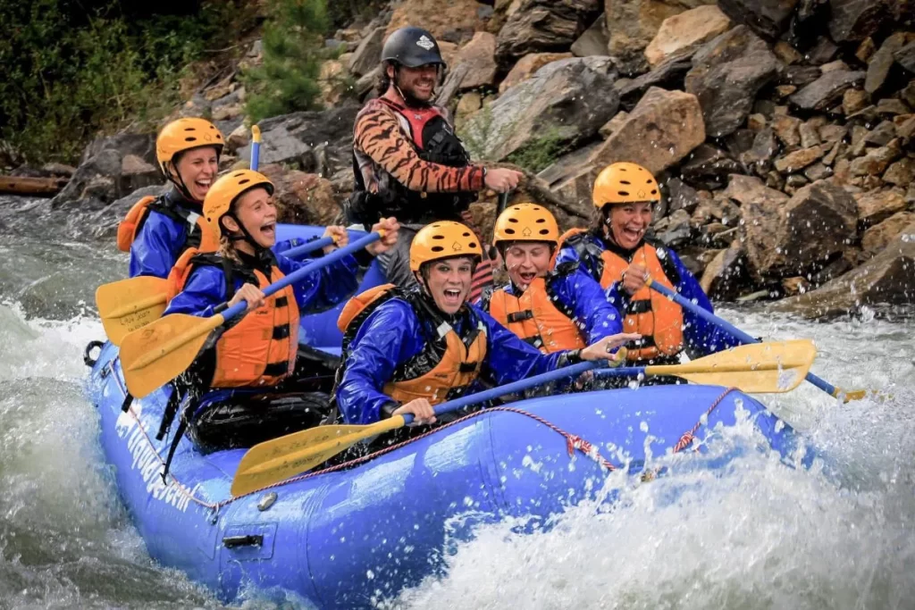 Grupo disfrutando de una aventura de rafting en aguas rápidas de cajon del maipo